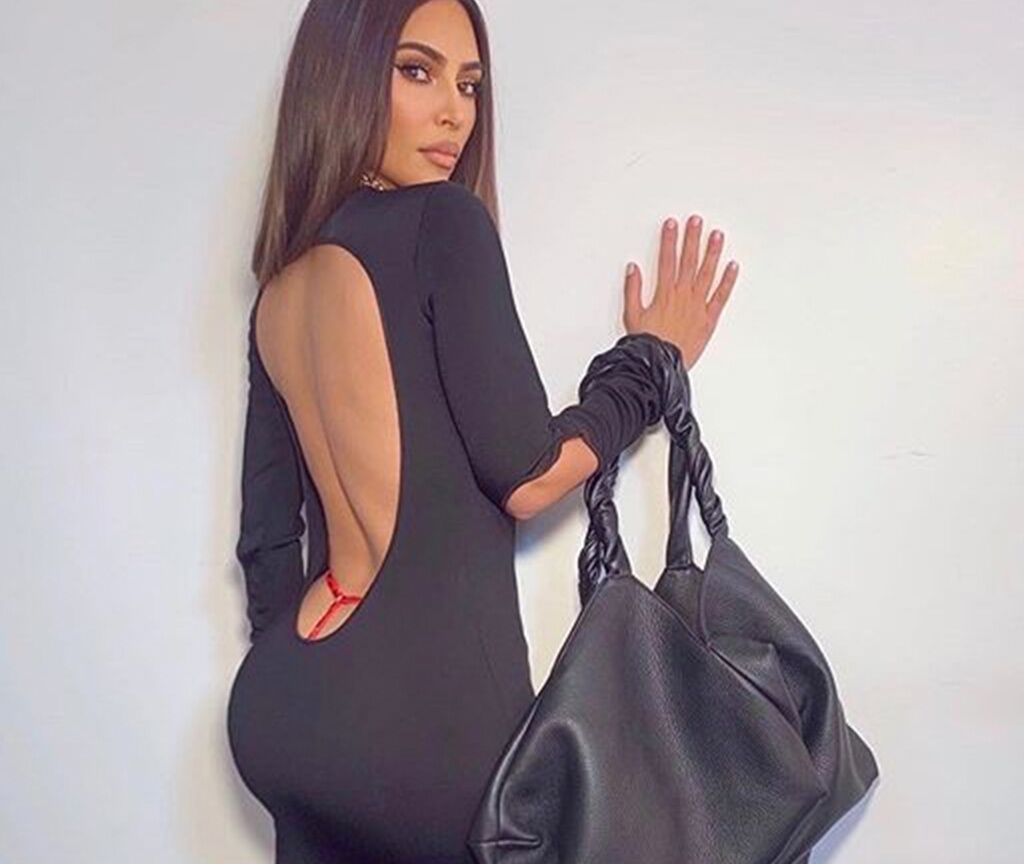 Красные стринги под платьем Ким Кардашьян смутили фанатов: Стиль: Ценности:  Lenta.ru