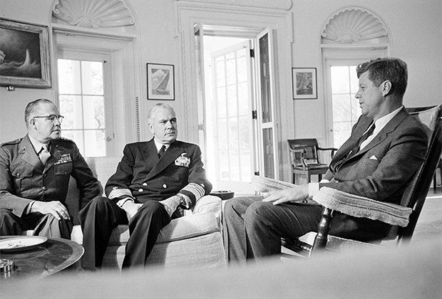 Президент Джон Кеннеди с главами морской пехоты и морских операций ВС США