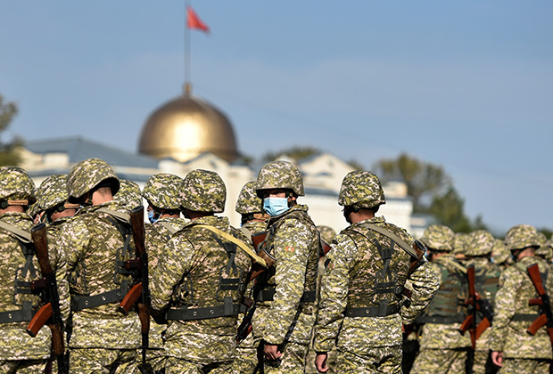 Военные на центральной площади Бишкека Ала-Тоо