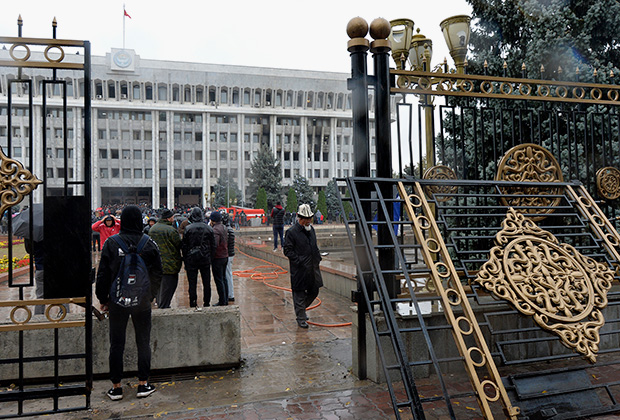 Выломанные ворота резиденции президента и парламента в Бишкеке, 6 октября