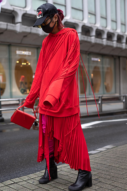 Неделю моды посетил и популярный японский блогер Шин Ямада (Shin Yamada). Молодой человек показал, как сочетаются в монохромном образе вещи разных брендов. На нем: худи Post Archive Faction, юбка A.W.A.K.E MODE, брюки Saint Laurent, а также аксессуары — сумка JW Anderson, кепка Prada и очки Gentle Monster. В своем Instagram-аккаунте Ямада заявил, что радуется холодной погоде, поскольку с ее помощью он, наконец, может выражать свои модные предпочтения.