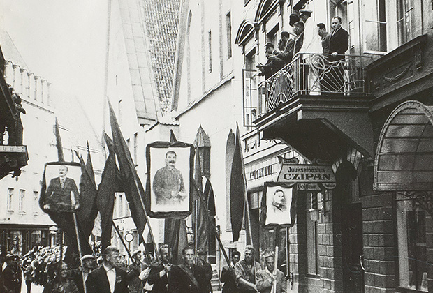 Демонстранты проходят мимо полпредства СССР с приветствием товарищу Сталину и Советскому правительству. Таллин, 5 июля 1940 г. 