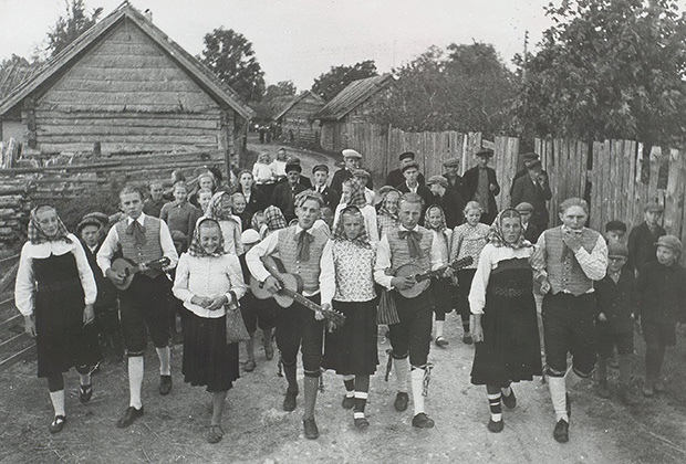 Шведская молодежь деревни Свиби. Остров Вормси (Ормсё), Эстония, 1940 г.