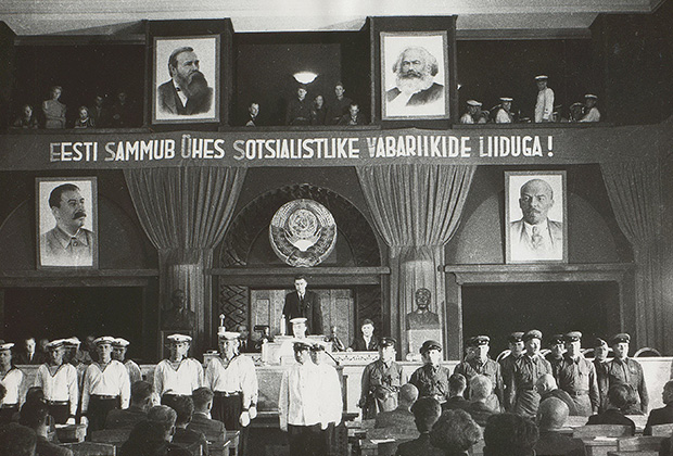 Представители Красной армии и Краснознаменного Балтийского флота приветствуют депутатов Государственной думы Эстонии. Таллин, 22 июля 1940 г.