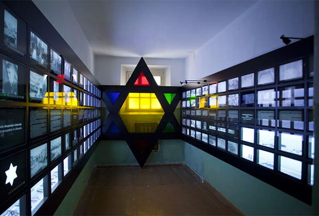 Экспозиция в музее оккупаций и борьбы за свободу в бывшей камере №3 подвальной тюрьмы, посвященная нацистской оккупации и холокосту в Литве 