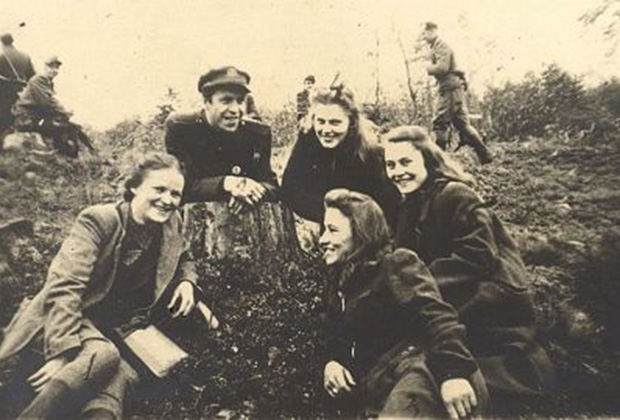 Один из лидеров литовских «лесных братьев» Антанас Случка-Шарунас со своими девушками-связными. Не позднее 1949 г.