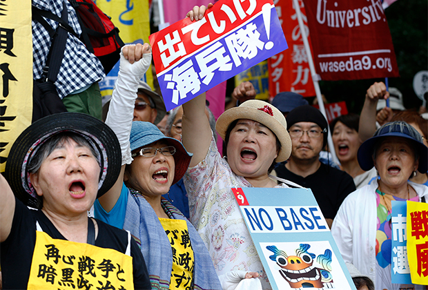 Протесты против базы американской морской пехоты напротив японского парламента в конце 2019 года