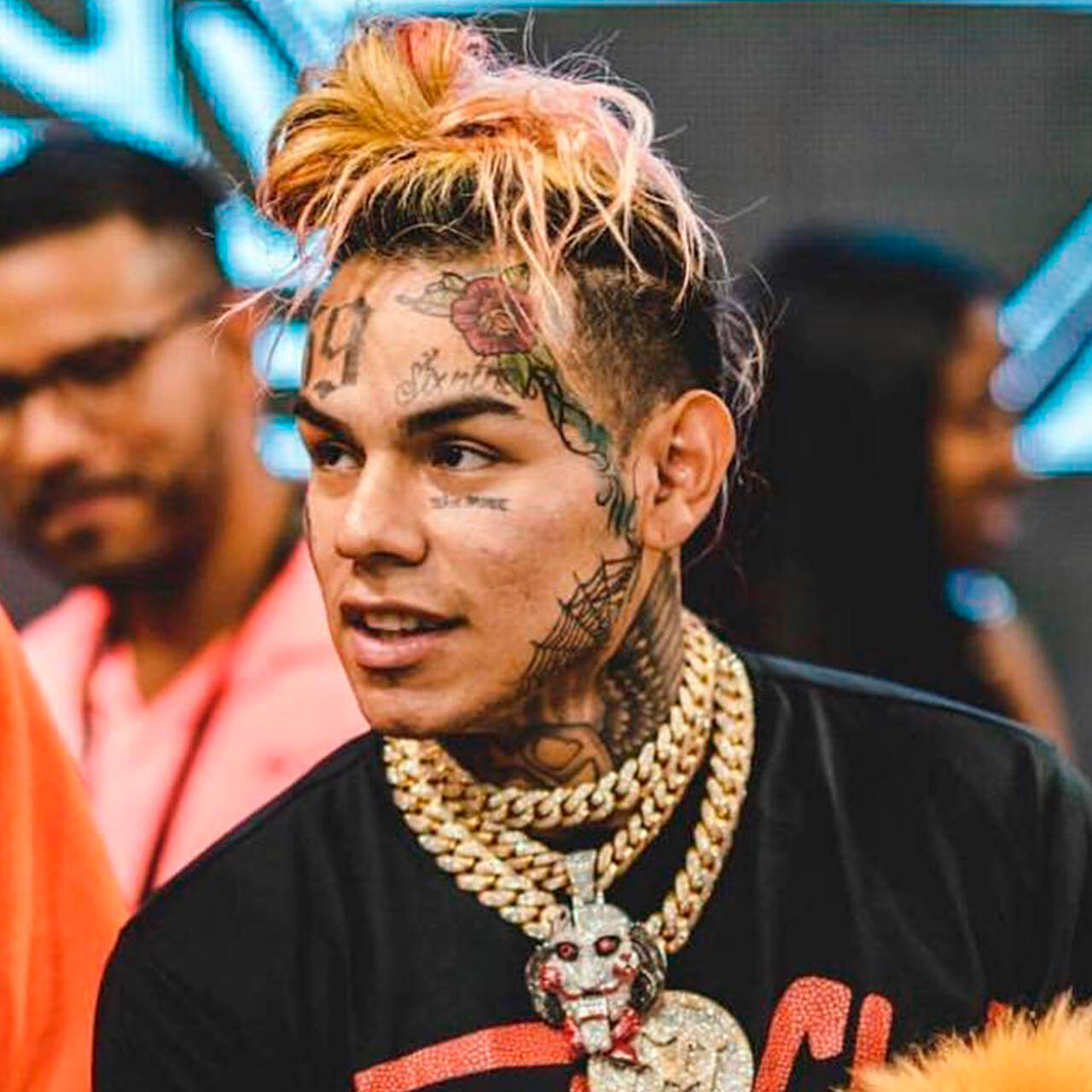 На рэпера Tekashi 6ix9ine подали в суд за порно с 13-летней девочкой:  Музыка: Культура: Lenta.ru