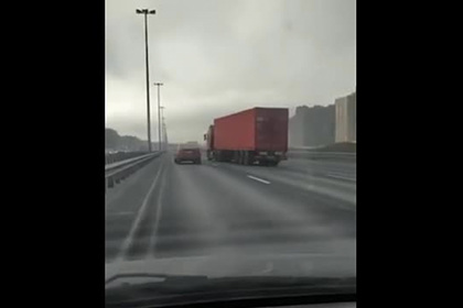 В Петербурге фура с мертвым водителем проехала два километра и попала на видео