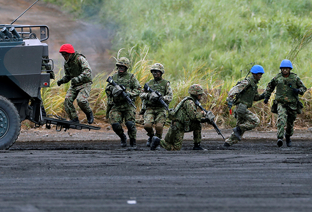 Ежегодные учения национальных сил самообороны Японии около вулкана Фудзияма