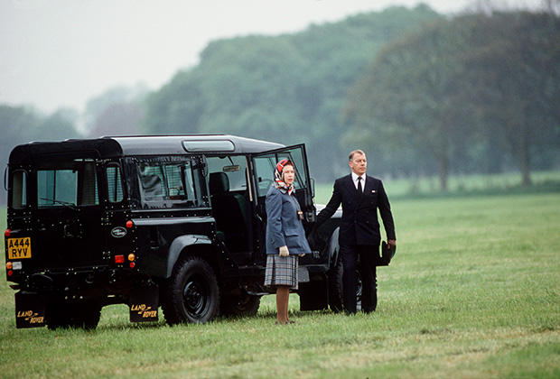 Королева на Виндзорском конном шоу с водителем своего полноприводного автомобиля Land Rover Defender