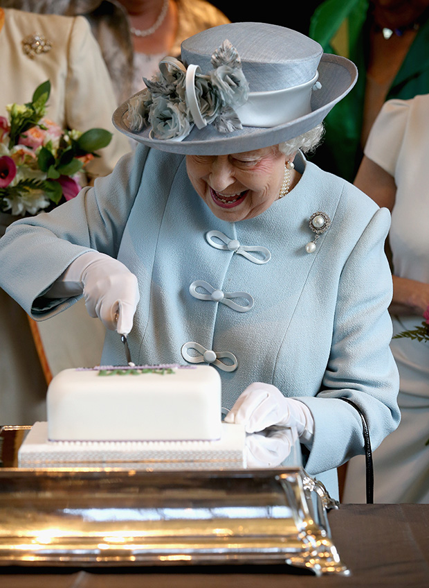 Елизавета II разрезает торт на праздновании 100-летия Национальной федерации института женщин в Королевском Альберт-Холле, 2015 год