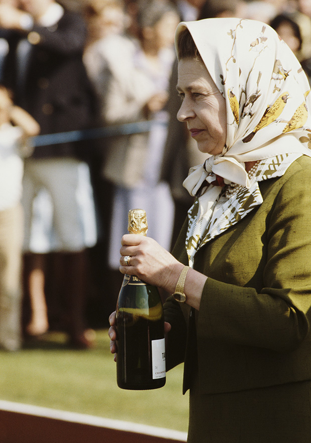 Елизавета II с бутылкой шампанского на поло, 1981 год