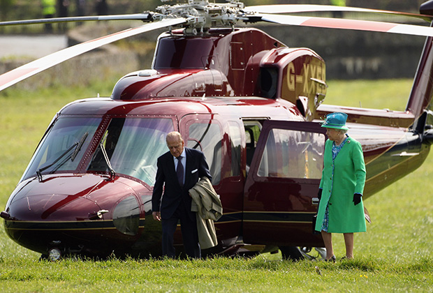 Королева Елизавета II и принц Филипп прибывают на вертолете в Ирландию в 2011 году. Их визит стал первым визитом монарха в эту страну с 1911 года