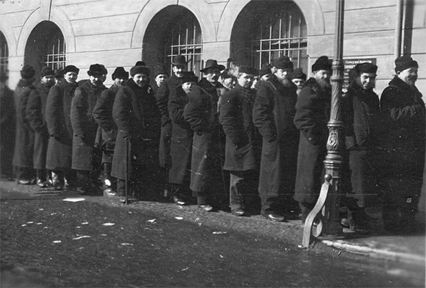 Избиратели у подъезда Городской думы Санкт-Петербурга во время выборов выборщиков в I Государственную Думу. 20 марта 1906 года