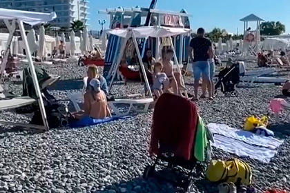 Появилось видео «штурмующих» осенний пляж в Сочи россиян