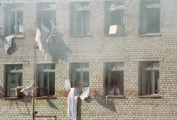 Заложники в больнице города Буденновска вывешивают на окна белые простыни с просьбой прекратить стрельбу