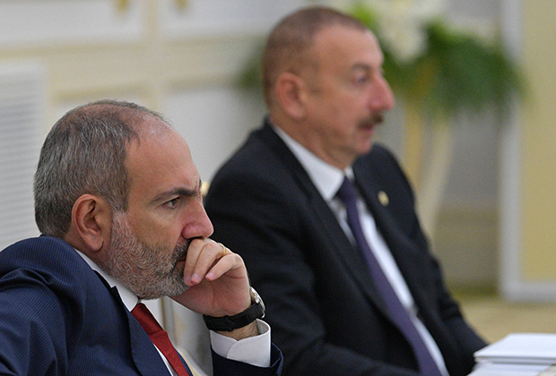 Премьер-министр Армении Никол Пашинян (на переднем плане) и президент Азербайджана Ильхам Алиев