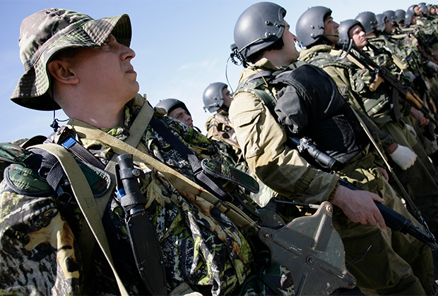 что такое полевой командир. pic 07450740416d4f664049cefd8f63ffd9. что такое полевой командир фото. что такое полевой командир-pic 07450740416d4f664049cefd8f63ffd9. картинка что такое полевой командир. картинка pic 07450740416d4f664049cefd8f63ffd9. Полевой командир — ныне распространенное обозначение военного (не политического) лидера какого-либо вооруженного формирования, которое подчиняется лично ему и который имеет всю полноту власти над неподконтрольной официальным институтам территорией.