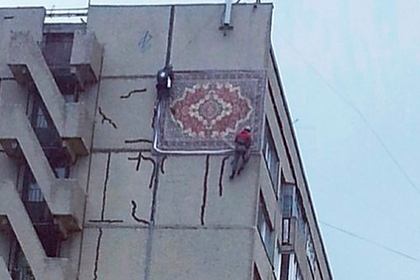 Российскую многоэтажку решили залатать ковром