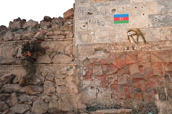 Азербайджанский военный возле родника Достлуг в городе Джебраил