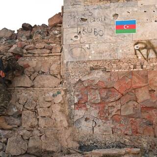 Азербайджанский военный возле родника Достлуг в городе Джебраил