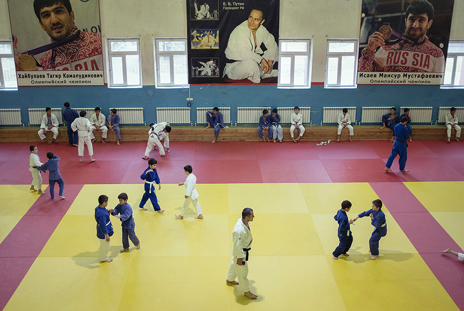 Дети тренируются в Академии единоборств имени М. Базарганова в Кизилюрте.