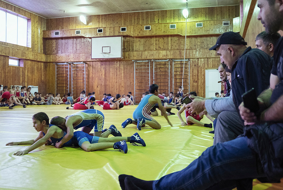 Академия единоборств имени М. Базарганова в Кизилюрте — одно из мест, где Хабиб начинал заниматься борьбой. Сейчас там устраивают местные детские соревнования. Отцы всегда приходят на турниры поболеть за сыновей. В академию приезжают тренироваться и иностранные спортсмены.