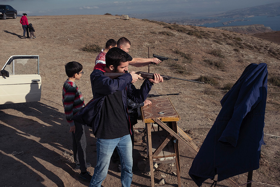Местные жители приезжают в тир Сулакского каньона поупражняться в стрельбе.
