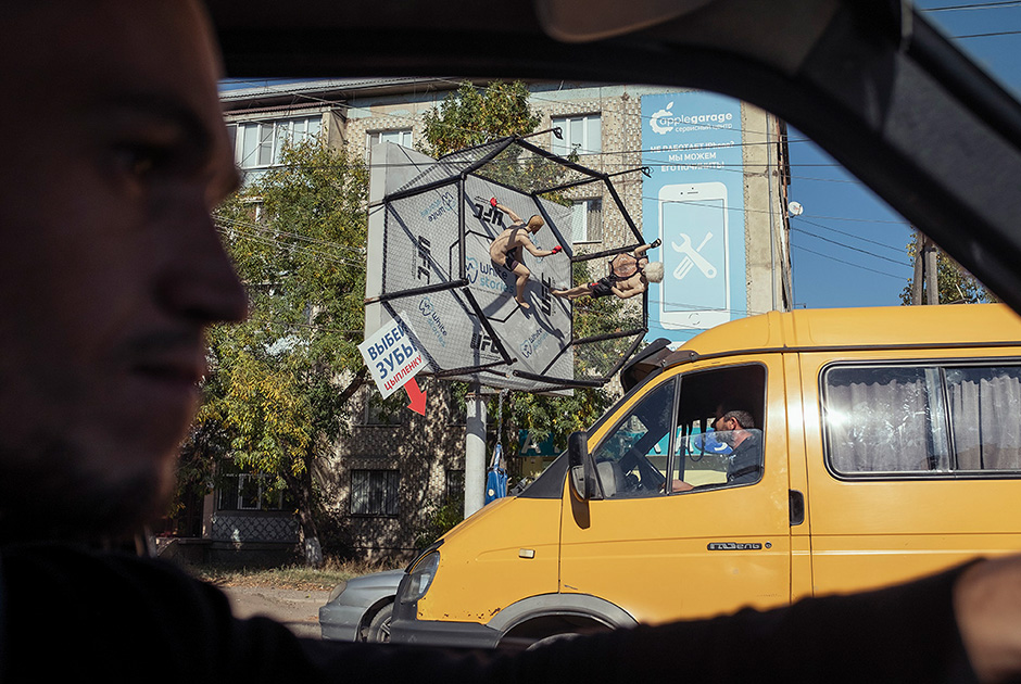 Лицо Хабиба в Дагестане повсюду — в республике настоящий культ бойца. Проезжая по улицам, можно увидеть, например, такую рекламу: «Выбей зубы цыпленку». Это слоган стоматологической клиники. Билборд выполнен в виде октагона, в котором Хабиб стоит над поверженным ирландцем Конором Макгрегором. 