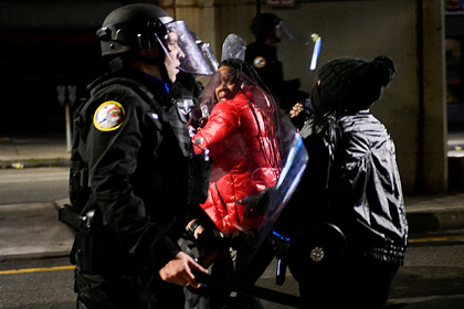 В США снова начались массовые протесты и погромы из-за гибели двух чернокожих