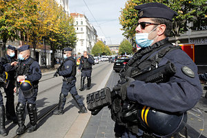 Серия вооруженных нападений произошла во Франции Нападавшие выкрикивали «Аллаху акбар». Три человека погибли, один обезглавлен