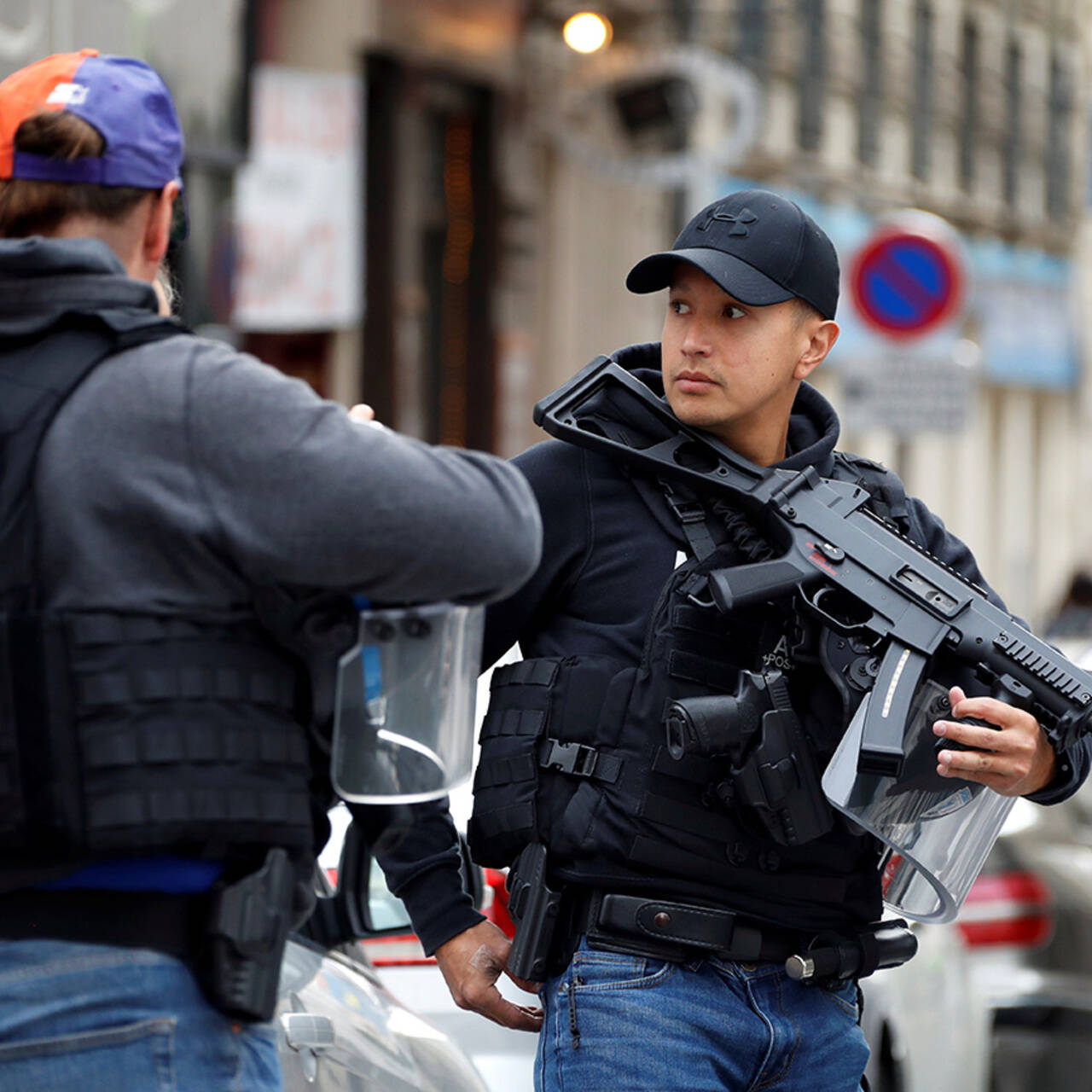 Нападение радио. Полиция Франции. Полицейский во Франции. Полиция Франции фото.