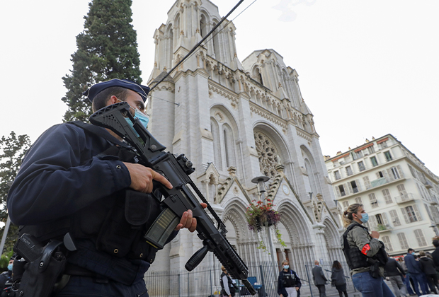 Французская полиция у церкви Ниццы, в которой произошел теракт