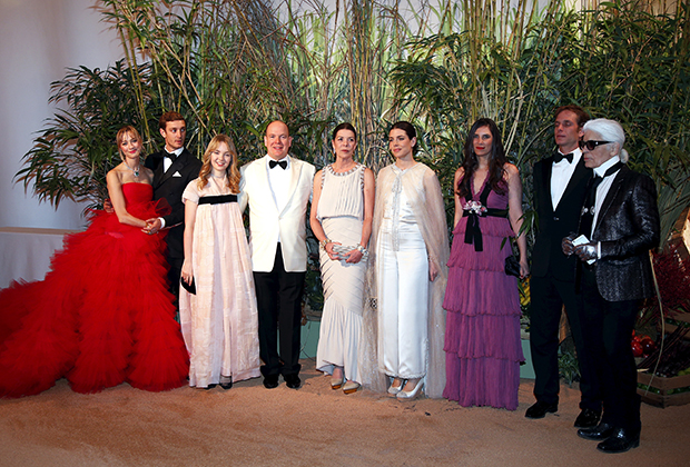 Альбер II позирует со своей семьей и немецким дизайнером Карлом Лагерфельдом в Монте-Карло, 2016 год