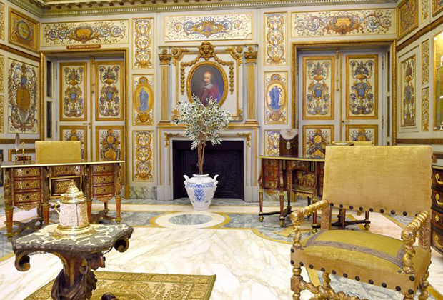 Желтая комната во дворце — бывшая спальня Людовика XV