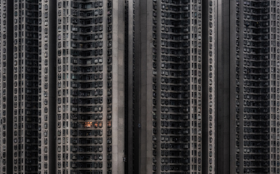 Одинокий свет в одной из квартир внутри огромного жилого комплекса на острове Цин И, очень заселенной части Гонконга. Снимок сделан перед закатом. 

Проблема перенаселенности остается важной для многих мегаполисов мира. Так, в Токио люди зачастую живут даже не в маленьких квартирах, а в капсулах — отдельном пространстве с кроватью вместо пола размером чуть больше среднего человека.