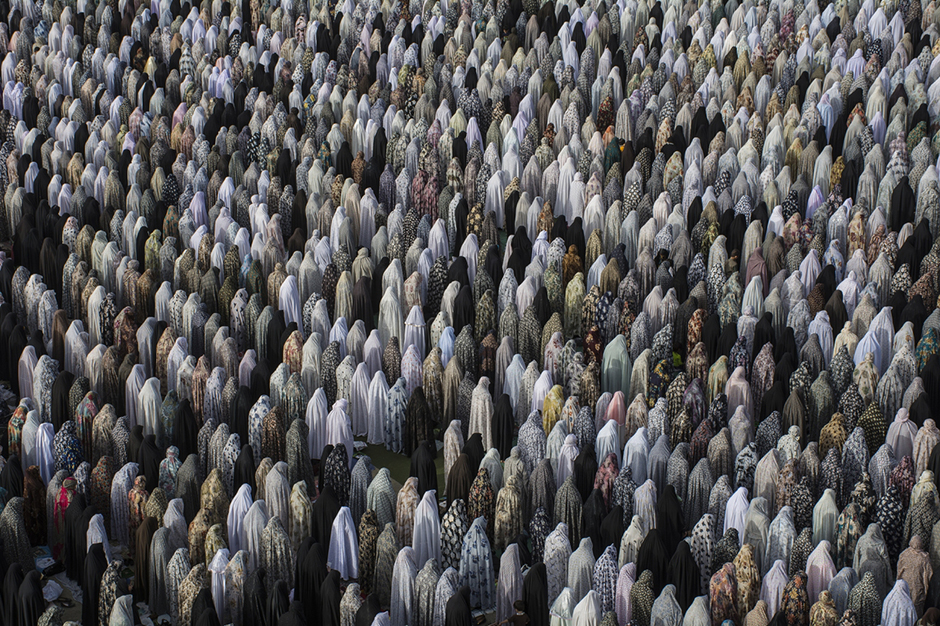 Ид аль-Фитр — праздник мусульман, знаменующий окончание Рамадана, который длится месяц. На фото женщины в иранском городе Хамадан массово совершают намаз.