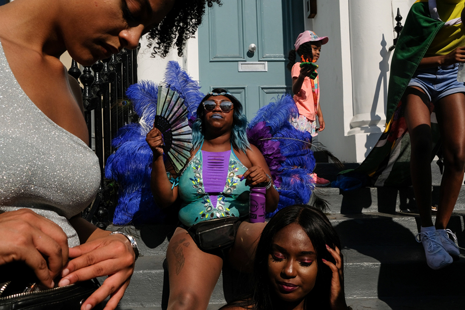 Россиянка Олеся Ким запечатлела лондонцев в непривычной среде обитания — во время карнавала в районе Ноттинг-Хилл. Это мероприятие требует от участников красочного и яркого внешнего вида. Хорошим мотиватором служит и солнечная погода, чем Лондон радует далеко не всегда.