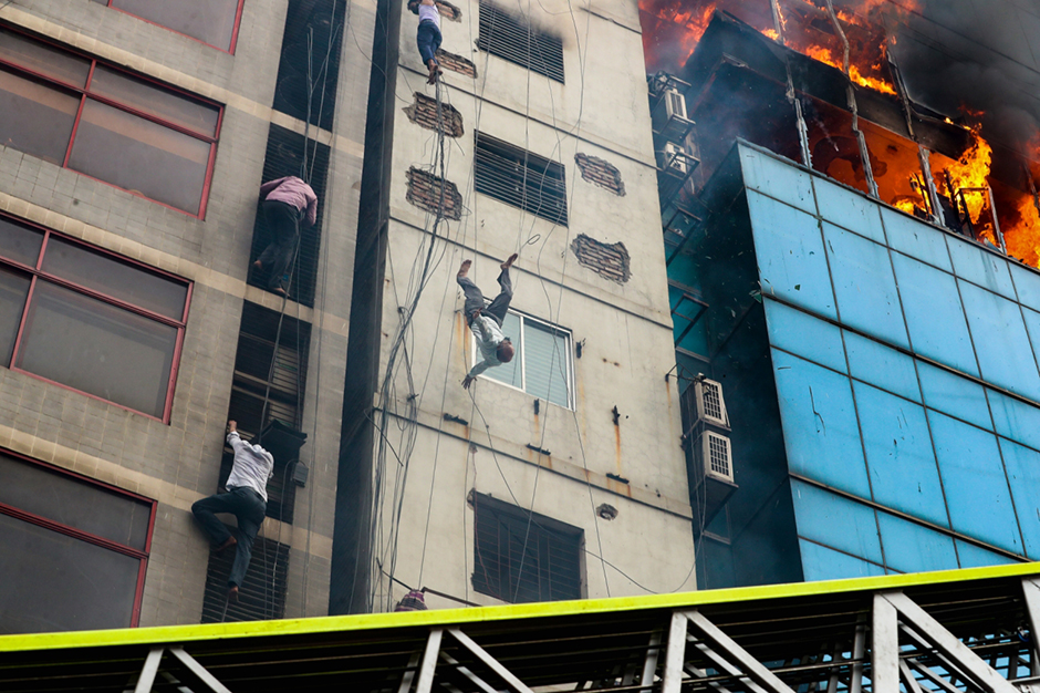 Мухаммед Сазид Хуссейн (Mohammad Sazid Hossain) запечатлел момент падения одного из жильцов дома, в котором начался пожар. В тот день из-за возгорания в 22-этажном строении в Дакке, столице Бангладеш, погибли 25 человек. Мужчина на фото пытался спастись, схватившись за кабель, однако потерял контроль при спуске и разбился насмерть.