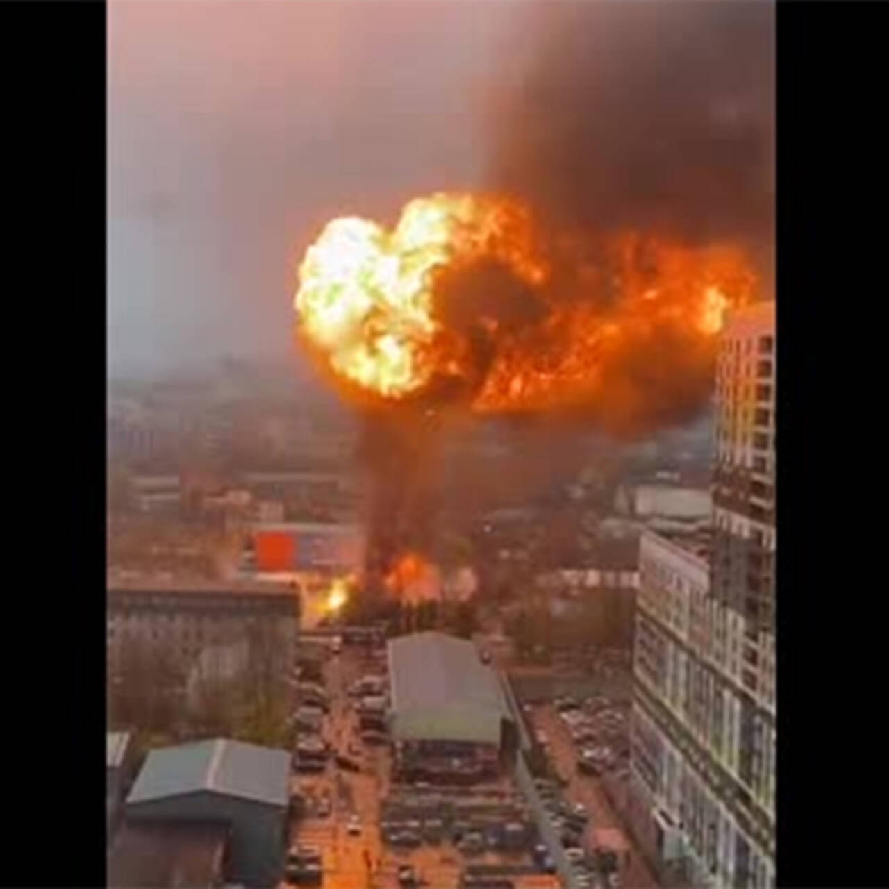 Мощные взрывы на складе с газовыми баллонами в Москве попали на видео:  Происшествия: Россия: Lenta.ru