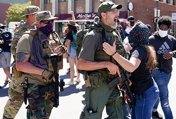 Ультраправые активисты и вооруженные ополченцы вышли против активистов BLM в Луисвилле, штат Кентукки. Сентябрь 2020-го