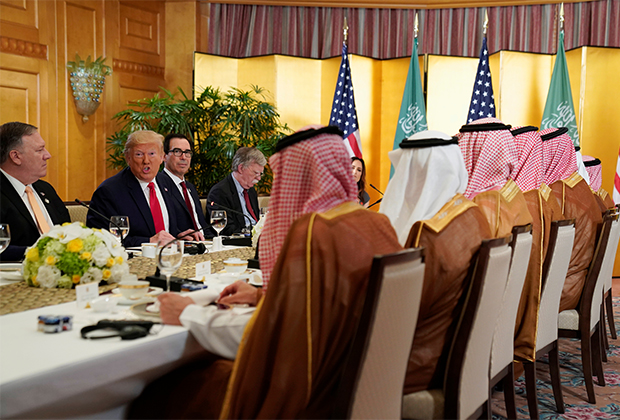 Трамп во время рабочего завтрака с наследным принцем Саудовской Аравии на саммите G20 в Японии в июне 2019-го