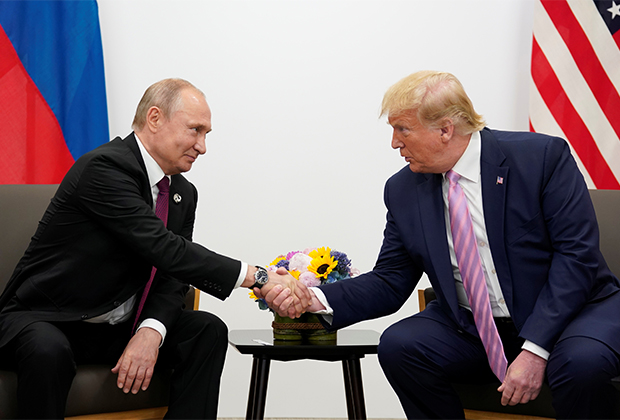 Президент России Владимир Путин жмет руку Трампу во время встречи в Осаке, июнь 2019-го