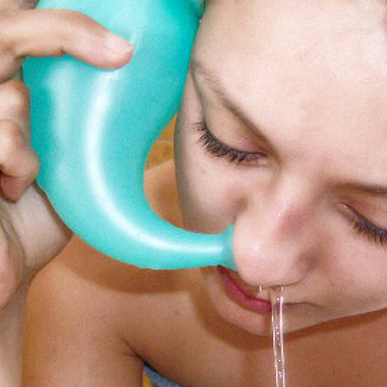 Фурацилином можно промывать нос детям. Джала нети. Трубка для промывания носа. Промывание носоглотки.