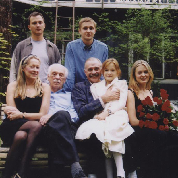 Татьяна Михалкова в семейном кругу с Сергеем Михалковым (в центре)