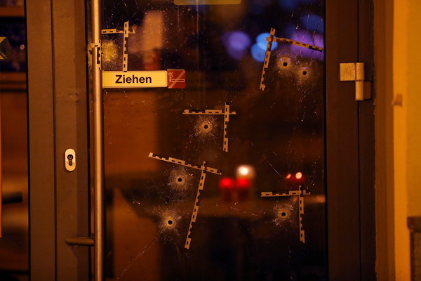Следы от пуль после теракта в Вене