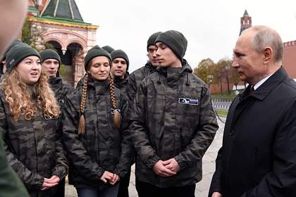 Путин возложил цветы к памятнику Минину и Пожарскому