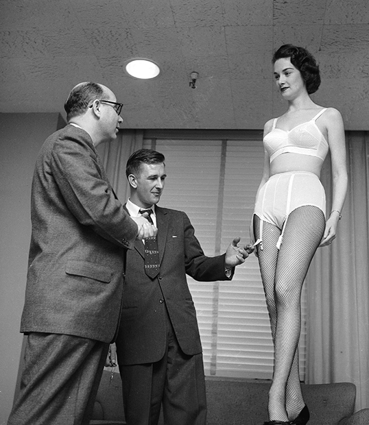 Модель представляет корректирующее белье Sarong в шоуруме Манхэттена, 1955 год
