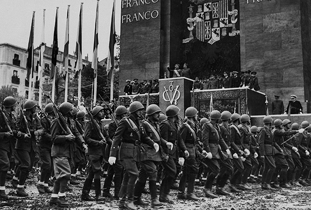 Итальянские фашисты на параде в честь победы Франко в Мадриде в 1939 году